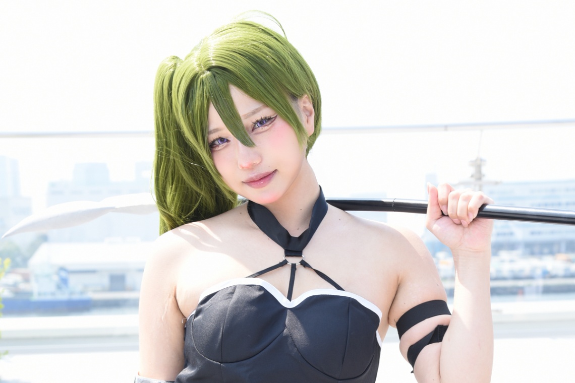 「葬送のフリーレン」のユーベルのコスプレを披露した橘あさひさん