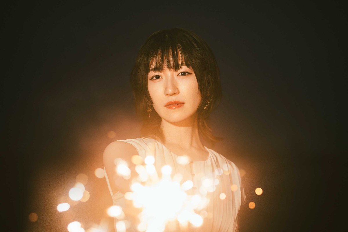 アニメ「才女のお世話 高嶺の花だらけな名門校で、学院一のお嬢様（生活能力皆無）を陰ながらお世話することになりました」でエンディングテーマ「完璧じゃないわたし」を担当する前島亜美さん