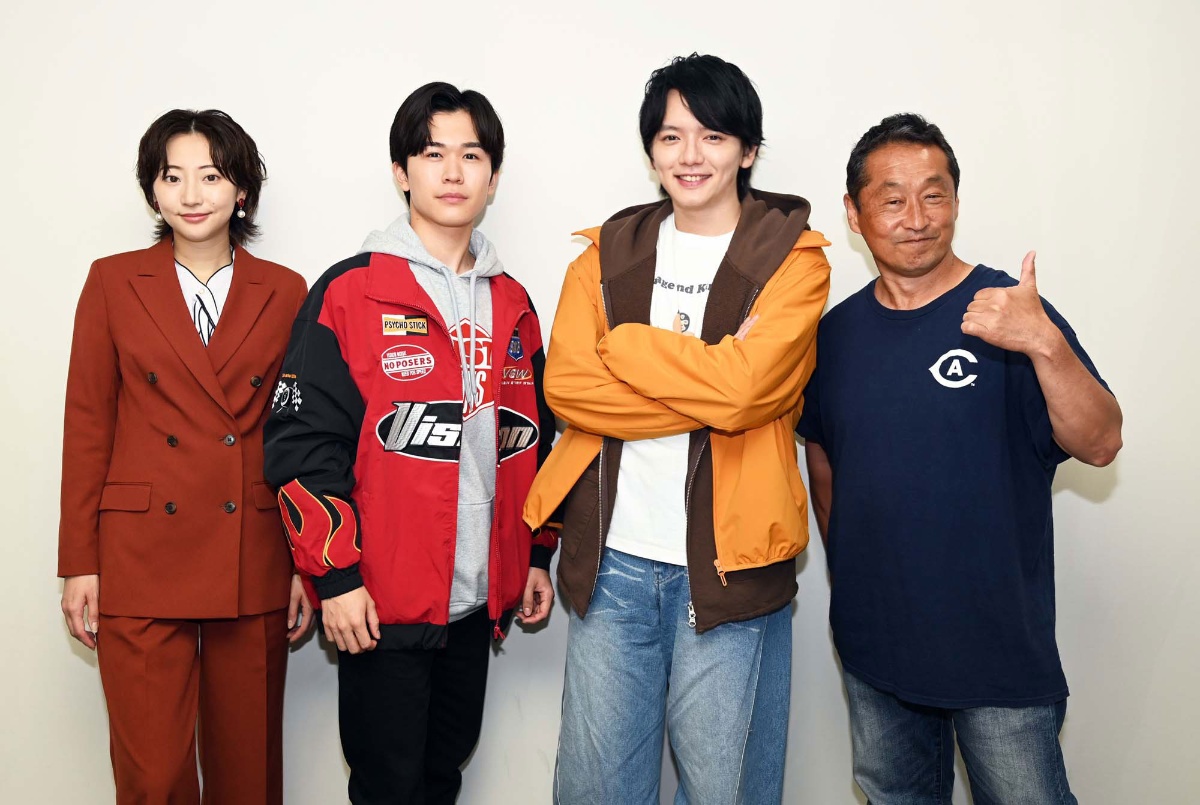 新作特撮「フォルティクス 配信!推しを継ぐもの」でトリプル主演を務めた(左から)武田玲奈さん、鈴木福さん、濱田龍臣さんと坂本浩一監督