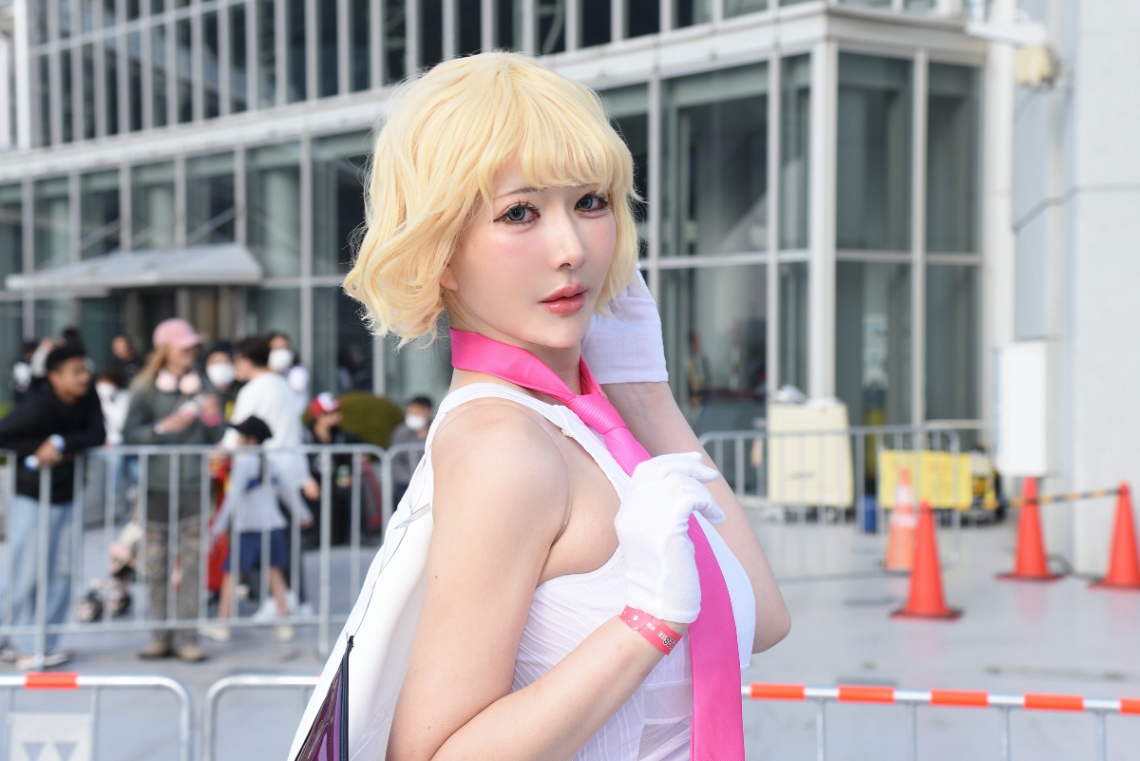 「ONE PIECE」のステューシーのコスプレを披露したおもちちゃんさん