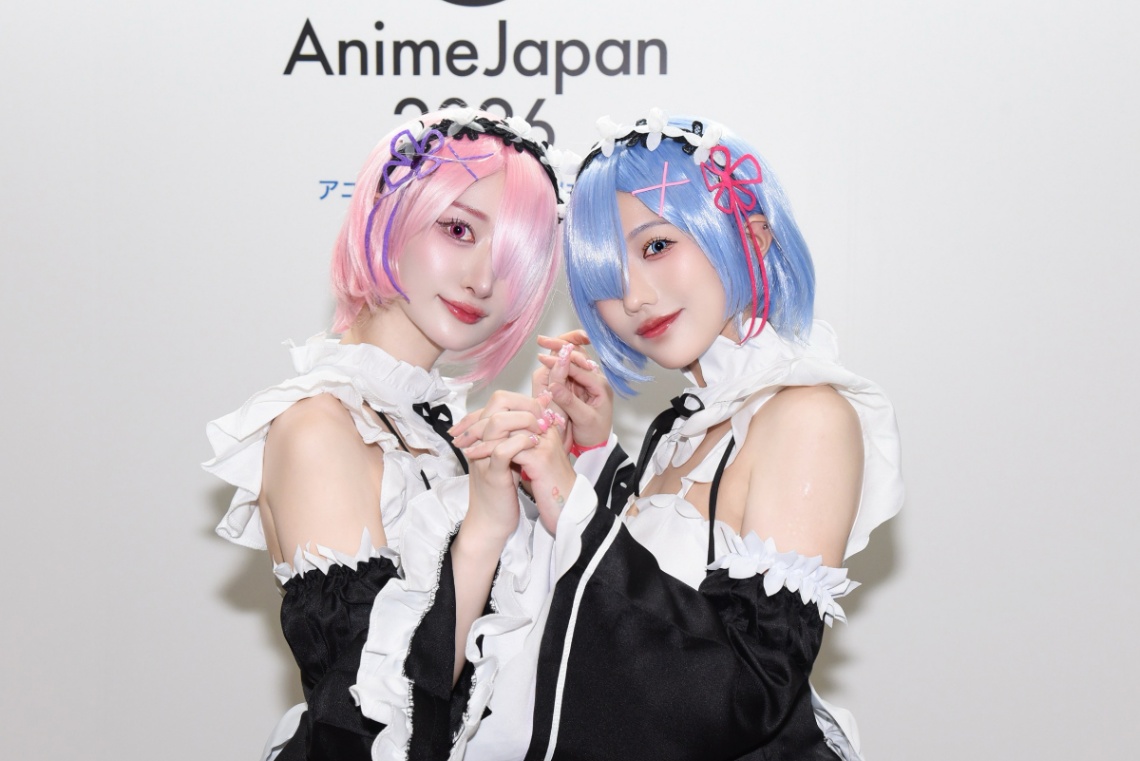 「Re:ゼロから始める異世界生活」のラムに扮するみひちゃんさん(左)と、レムに扮するあめさん
