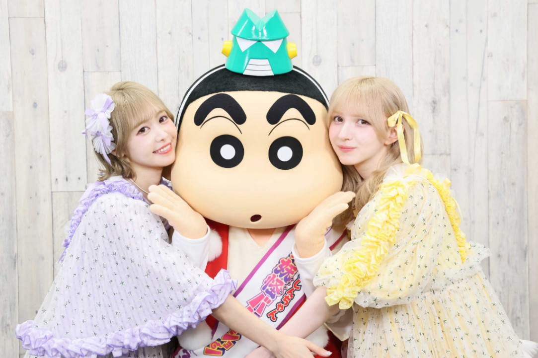 アニメ「映画クレヨンしんちゃん 奇々怪々！オラの妖怪バケ～ション」の「バケバケ応援隊」を務める「FRUITS ZIPPER」の仲川瑠夏さん（左）と早瀬ノエルさん（C）臼井儀人／双葉社・シンエイ・テレビ朝日・ADK 2026