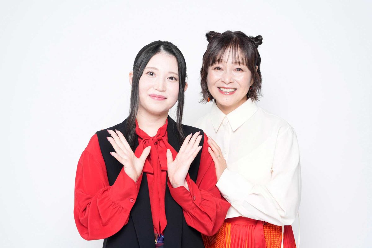 アニメ「これ描いて死ね」に出演する安海相役の関根明良さん（左）とポコ太役の日高のり子さん