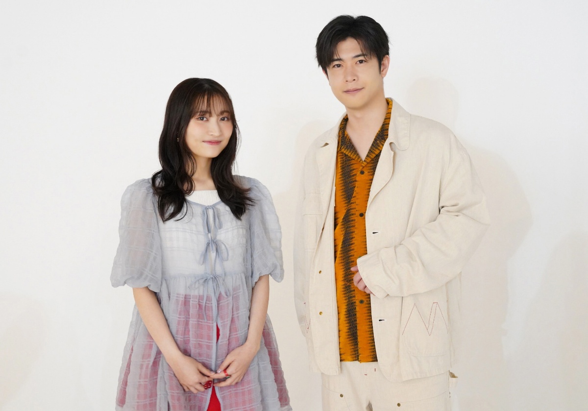 アニメ「追放された転生重騎士はゲーム知識で無双する」に出演する若山詩音さん（左）と大塚剛央さん