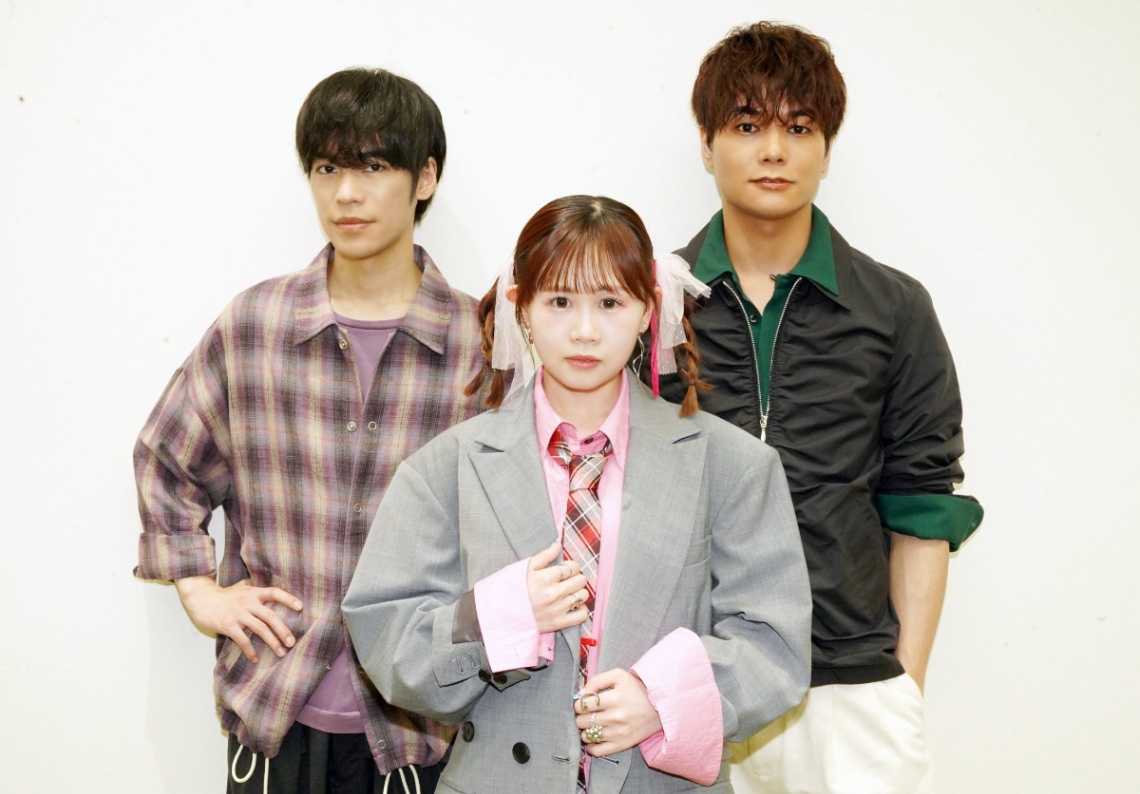 アニメ「うちの弟どもがすみません」に出演する（左から）小野賢章さん、寺澤百花さん、八代拓さん