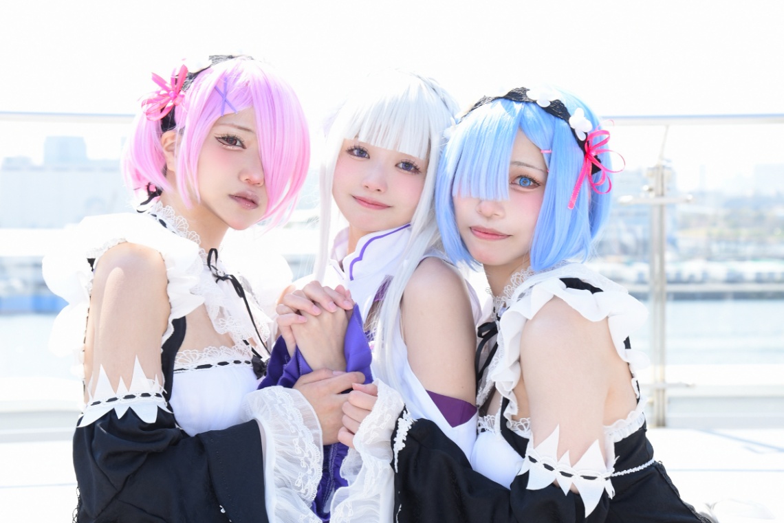 「Re:ゼロから始める異世界生活」のコスプレで併せを楽しむ(左から)橘あさひさん、九重くくさん、咲良まるさん