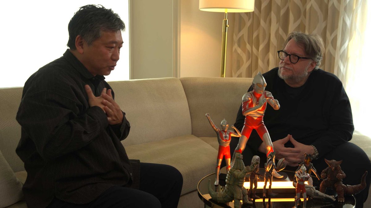 「ウルトラマン」シリーズ60周年記念ドキュメンタリー映画「THE ORIGIN OF ULTRAMAN」に出演する是枝裕和さん（左）とギレルモ・デル・トロさん（c）TSUBURAYA PRODUCTIONS