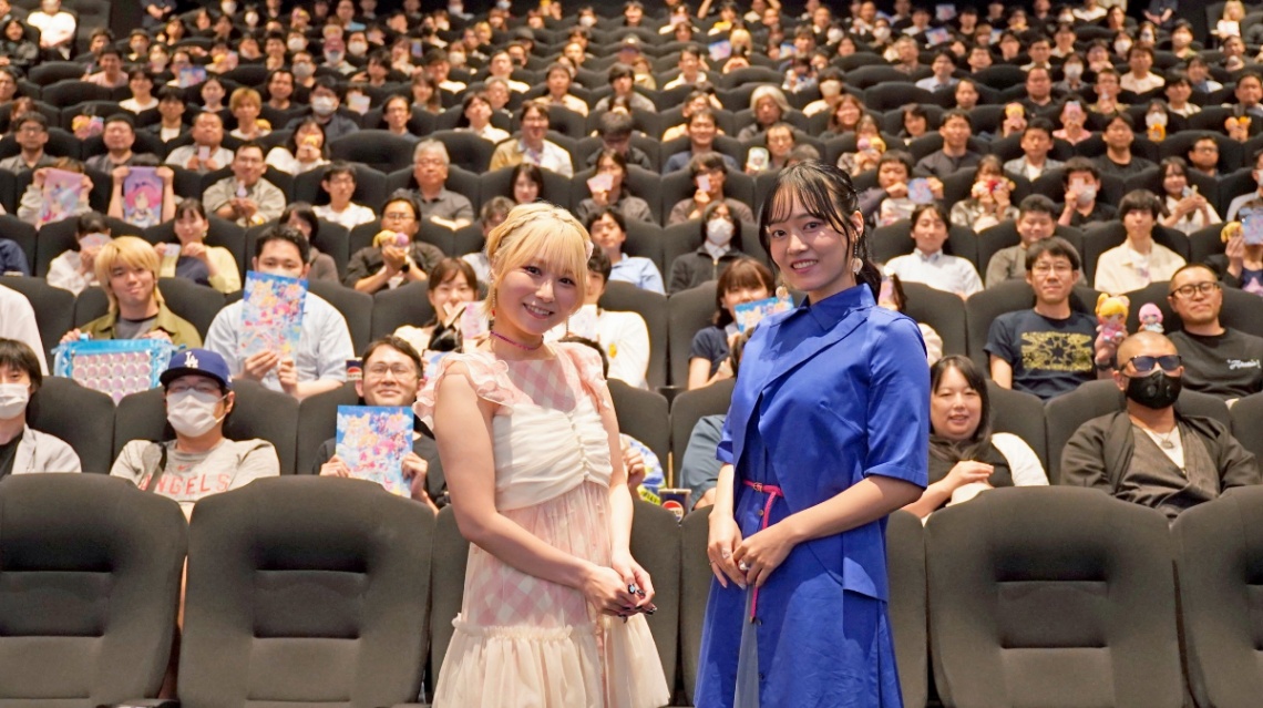 アニメ「『劇場版アイカツスターズ!』-Anniversary Stars-」の舞台あいさつに登場した富田美憂さん(左)と朝井彩加さん