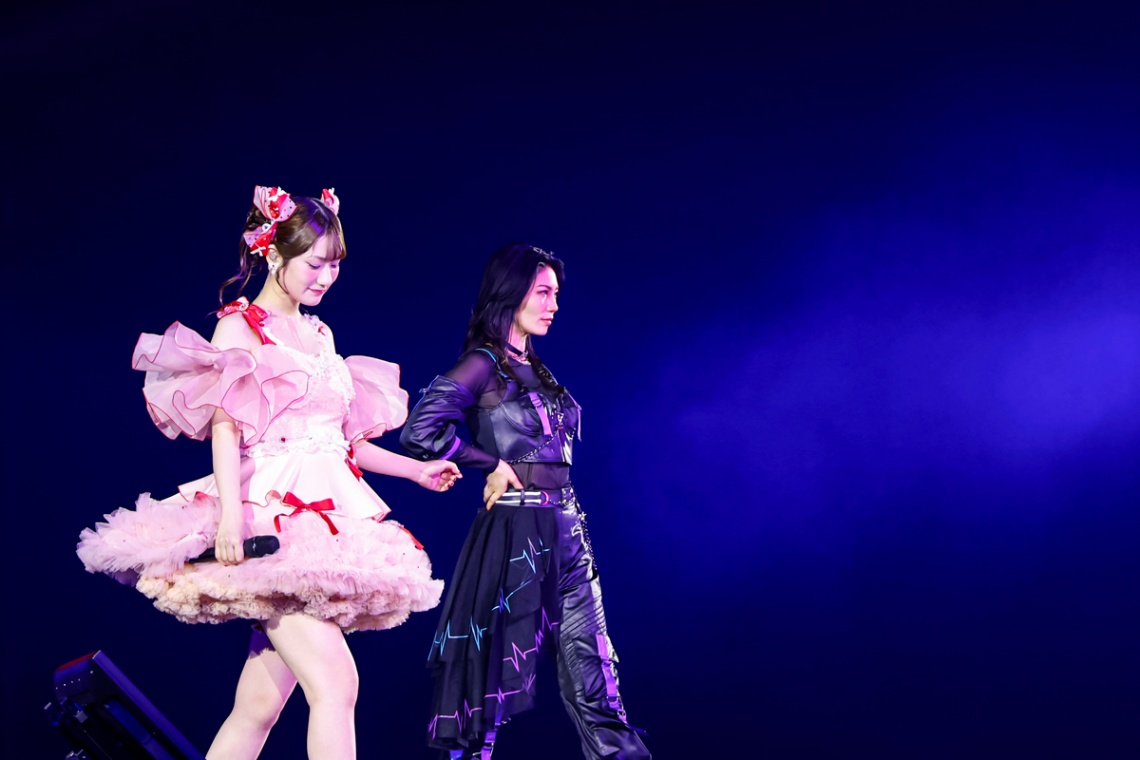 「Animelo Summer Live 2026 -Messenger-」に登場した岡咲美保さん、「RAISE A SUILEN」のRaychellさん（C）Animelo Summer Live 2026
