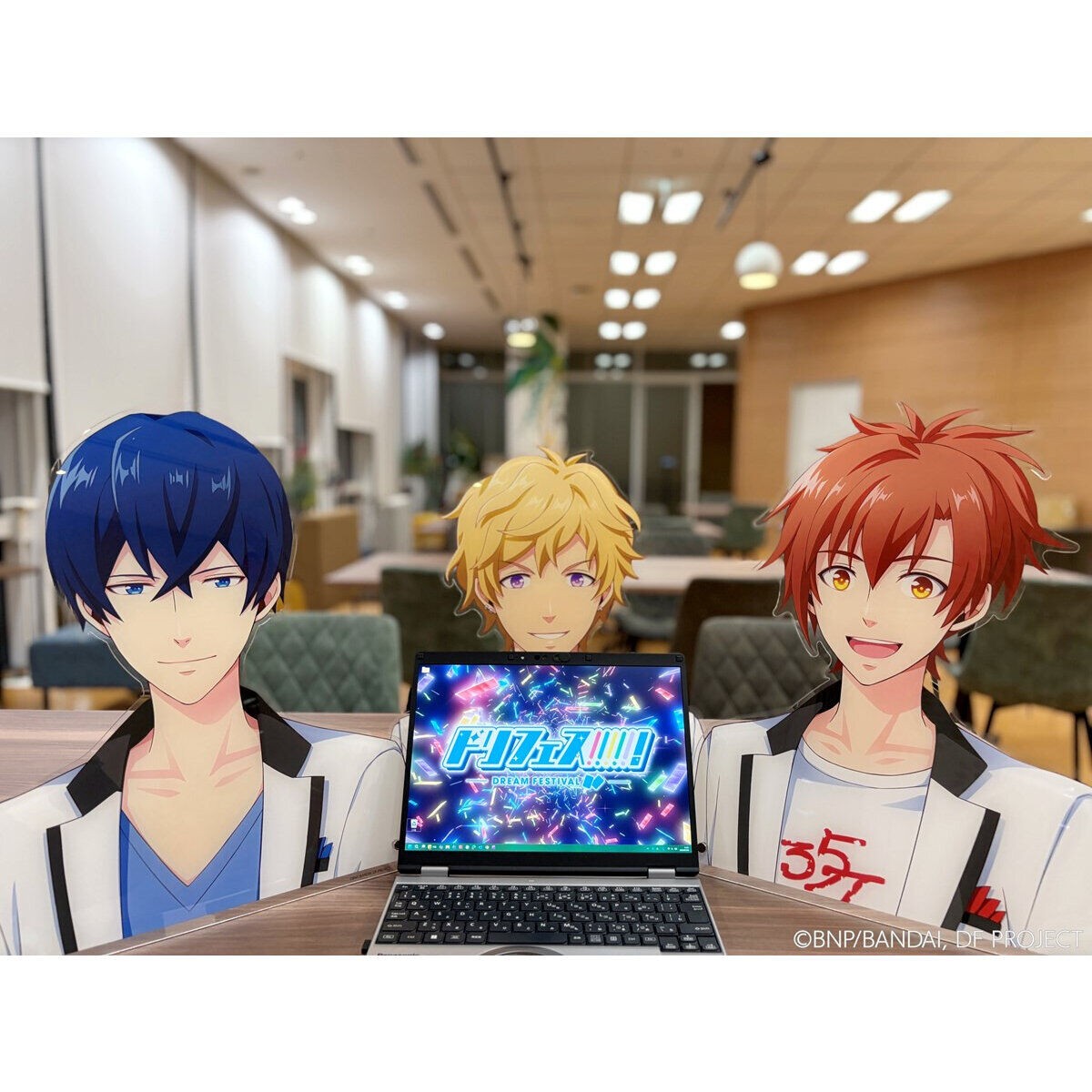「ドリフェス！R」のアクリルスタンド「でっかく見守られサイズ ビッグアクリルスタンド ドリフェス！R」（c）BNP／BANDAI，DF PROJECT