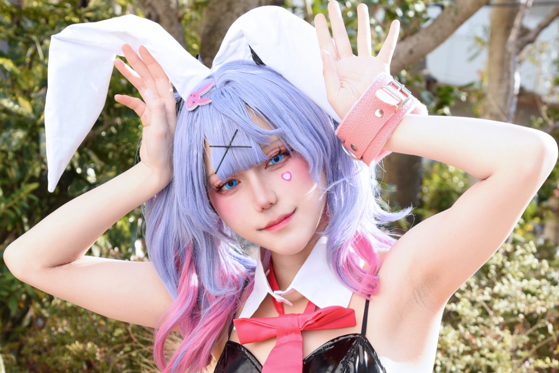 バニースーツが印象的な初音ミク(ラビットホールver.)のコスプレを披露したかりんさん