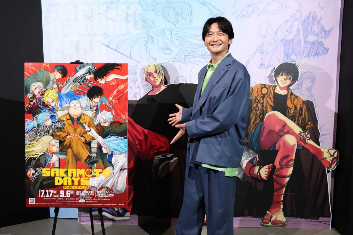 マンガ「SAKAMOTO DAYS」の展覧会「SAKAMOTO DAYS展」のオープニングイベントに登場した島崎信長さん　（C）鈴木祐斗／集英社