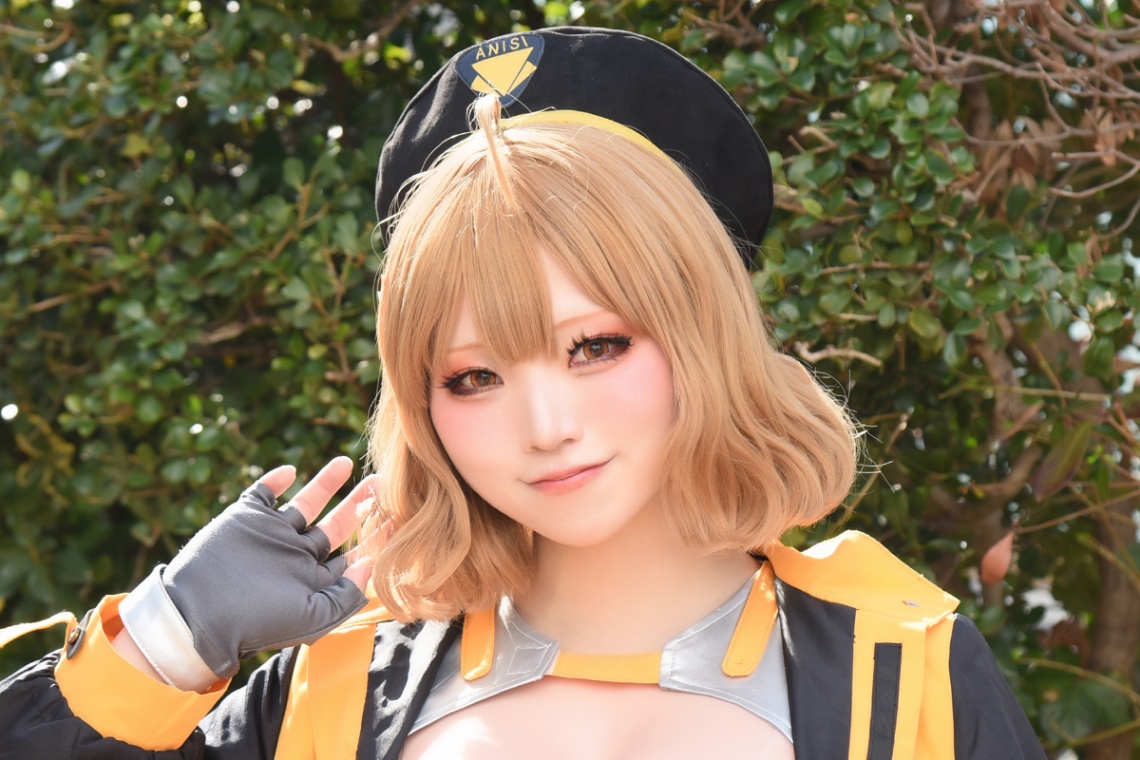 「勝利の女神：NIKKE」のアニスのコスプレを披露したかけるちゃんさん