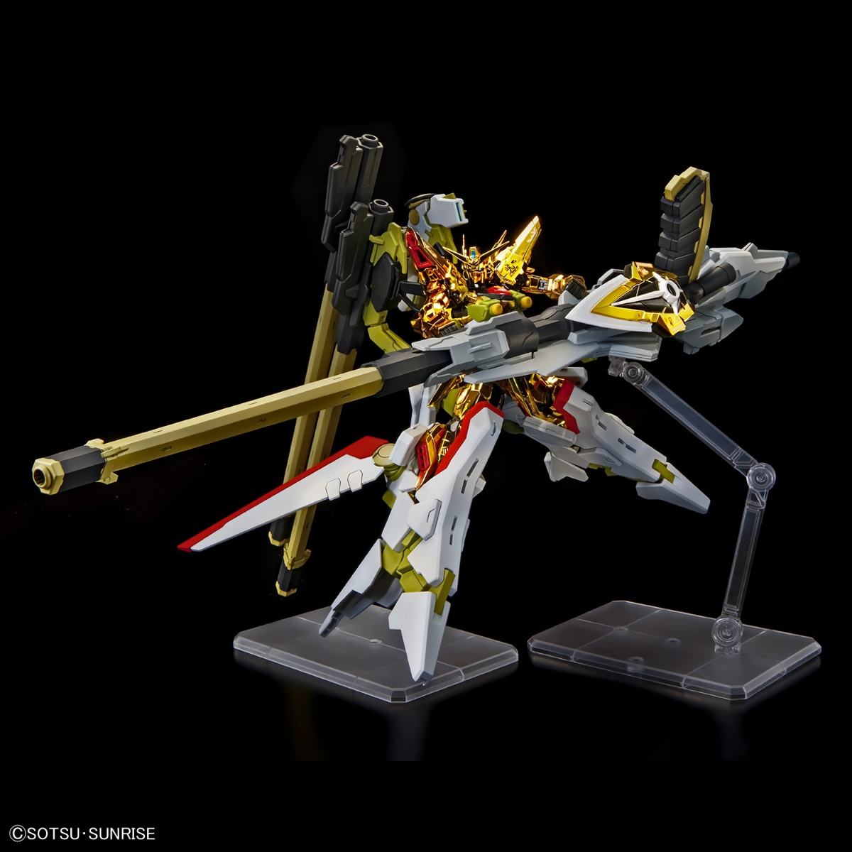 「機動戦士ガンダムSEED」シリーズのオオワシ装備のアカツキガンダムとゼウスシルエットのガンプラのセット「RG 1/144 ガンダムベース限定 アカツキガンダム(オオワシ装備) & HG 1/144 ゼウスシルエット+カスタムジョイントパーツセット」(C)創通・サンライズ