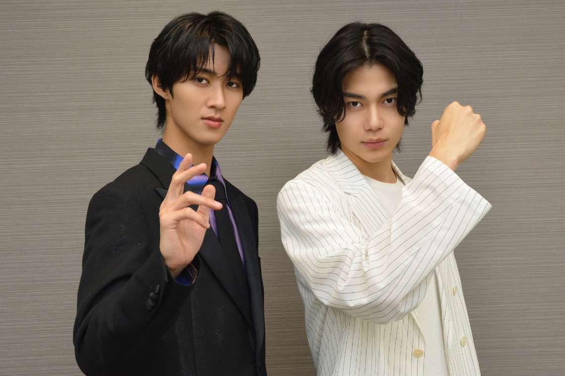 映画「仮面ライダーゼッツ さよならのミッション」で共演した曽野舜太さん（左）と今井竜太郎さん