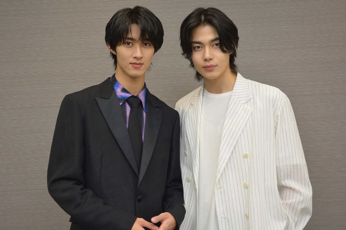 映画「仮面ライダーゼッツ さよならのミッション」で共演した曽野舜太さん（左）と今井竜太郎さん