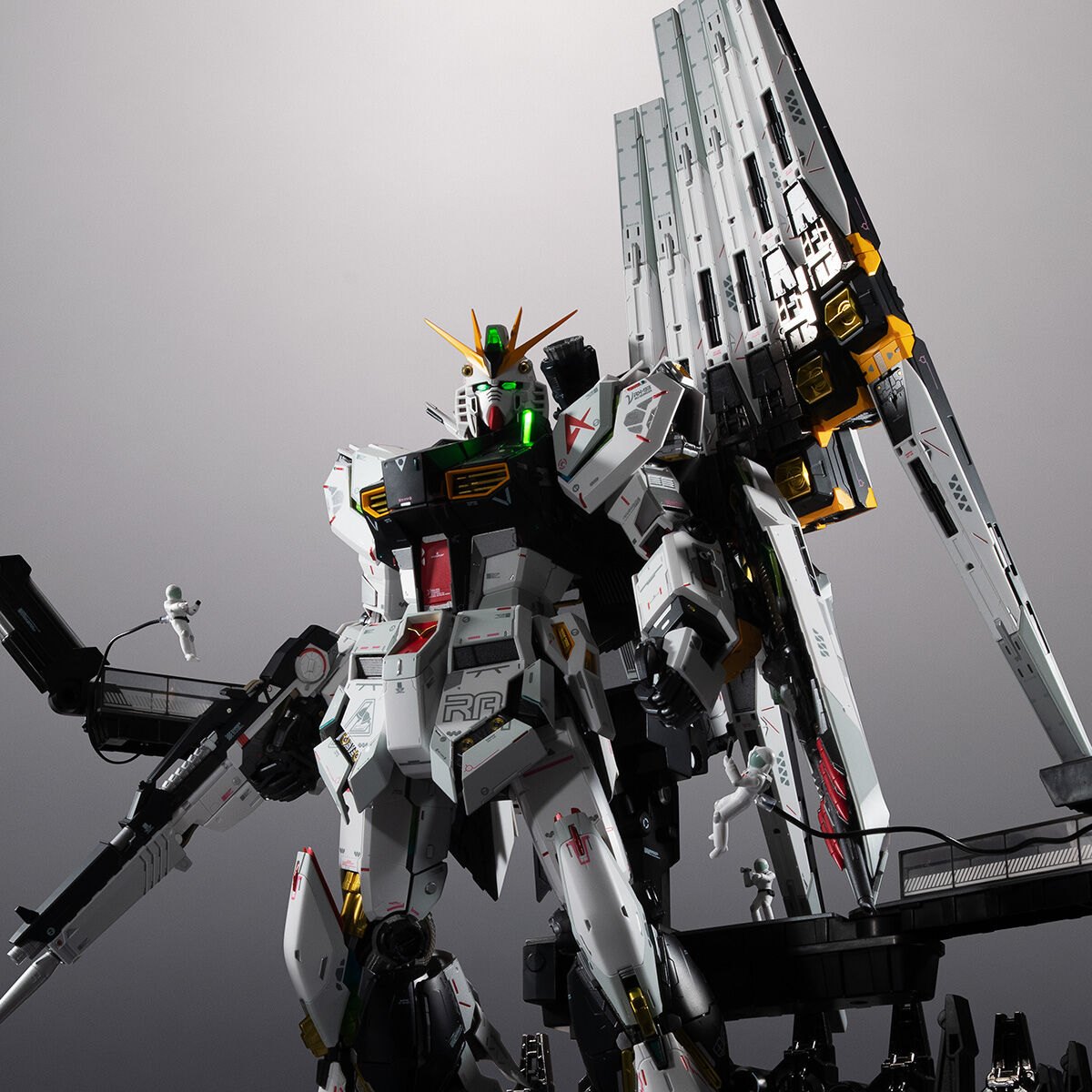 「機動戦士ガンダム 逆襲のシャア」のνガンダムのフィギュアとオプションパーツのセット「METAL STRUCTURE 解体匠機 RX-93 νガンダム フィン・ファンネル装備」（C）創通・サンライズ