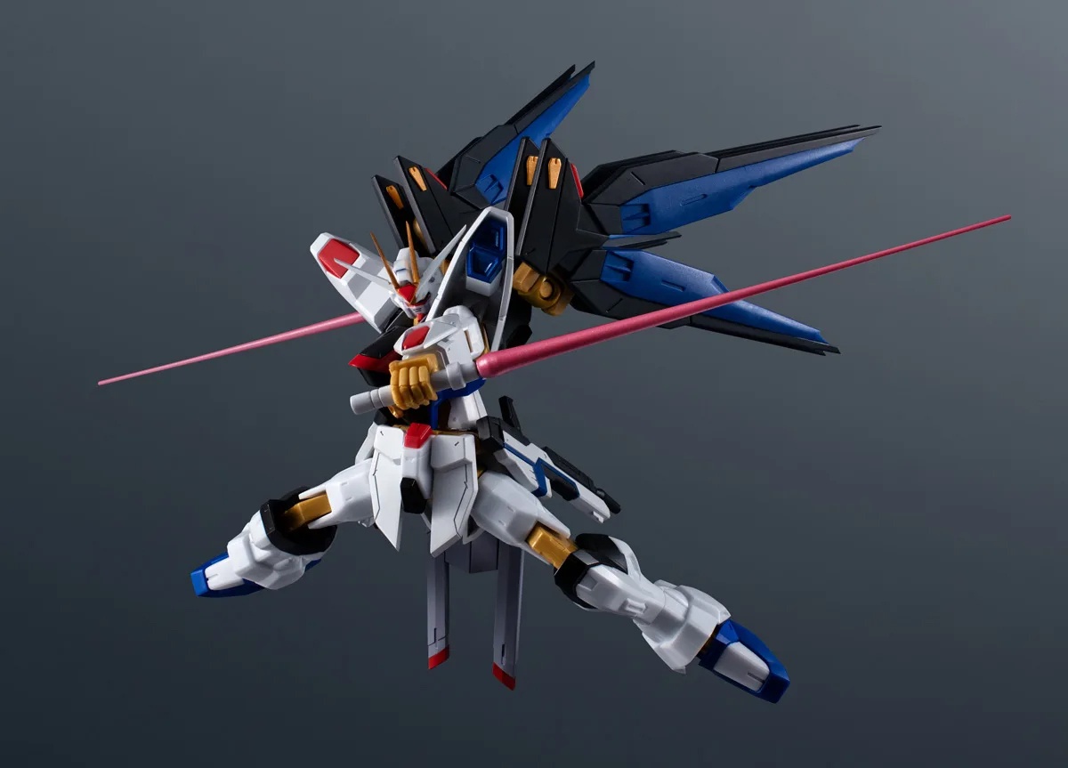 「機動戦士ガンダムSEED DESTINY」のストライクフリーダムガンダムのフィギュア「GUNDAM UNIVERSE ZGMF-X20A STRIKE FREEDOM GUNDAM RENEWAL」（C）サンライズ