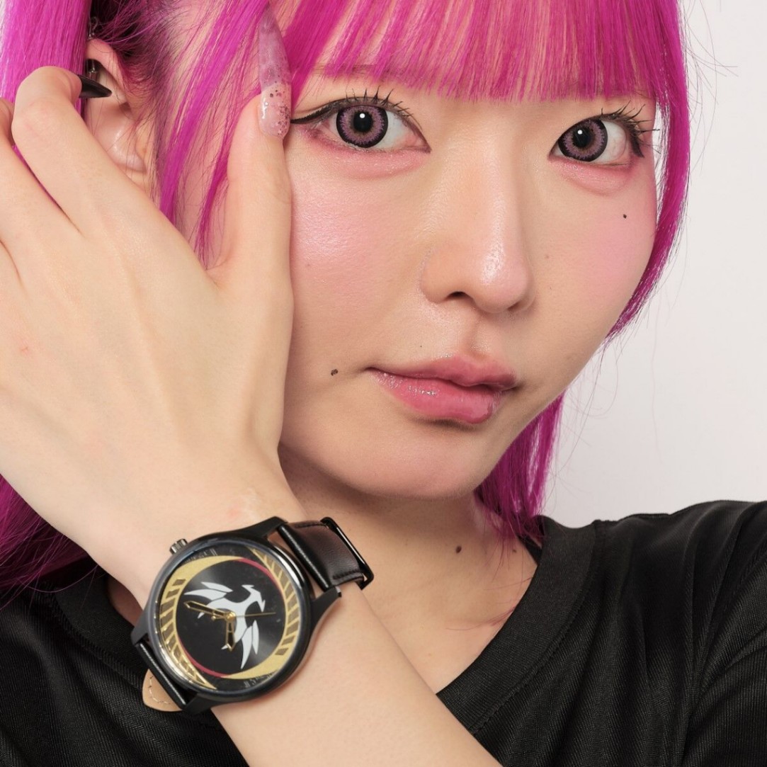 「仮面ライダーアギト」に登場する変身ベルト・オルタリングをモチーフにした腕時計「仮面ライダーアギト クレスト 蓄光 腕時計」(C)石森プロ・東映