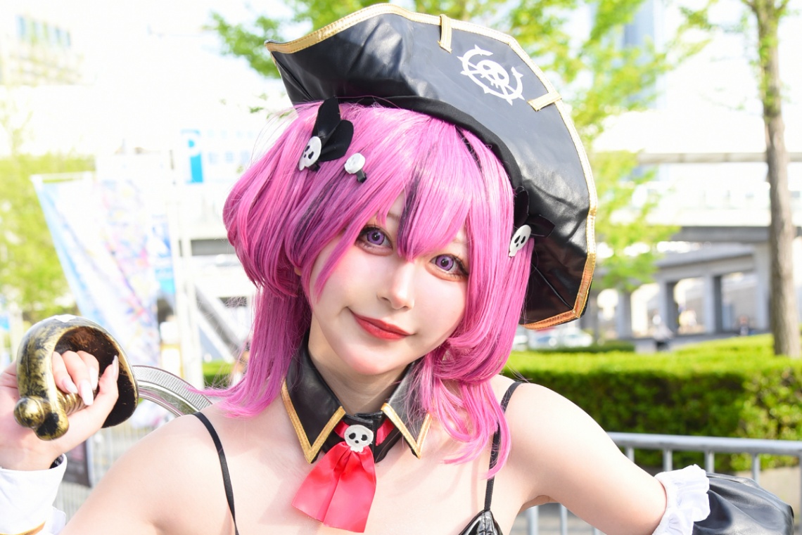 「勝利の女神：NIKKE」のマストのコスプレを披露したまきほさん
