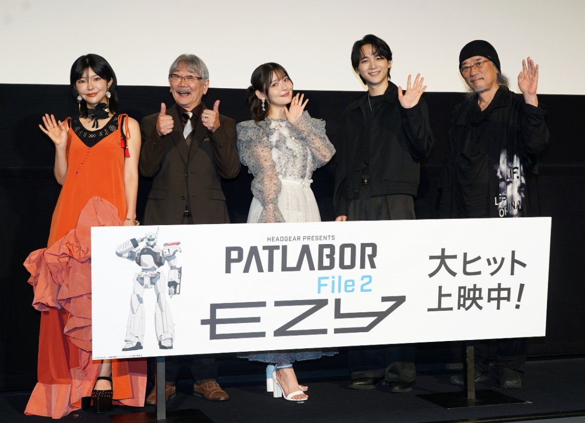 「機動警察パトレイバー EZY」のFile2の公開記念舞台あいさつに登場した（左から）伊瀬茉莉也さん、千葉繁さん、上坂すみれさん、戸谷菊之介さん、出渕裕監督